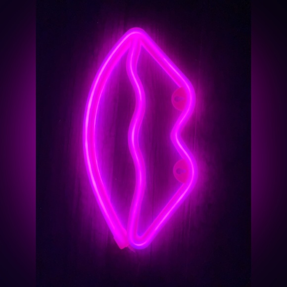Lips Neon Light 🩷 - Picture 2 of 3
